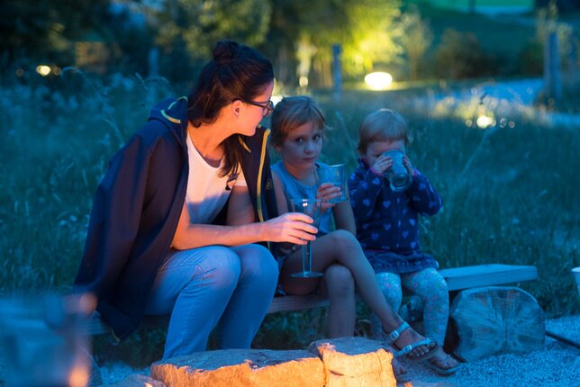 Mama mit Kindern am Lagerfeuer | © ©moreisnow.com 