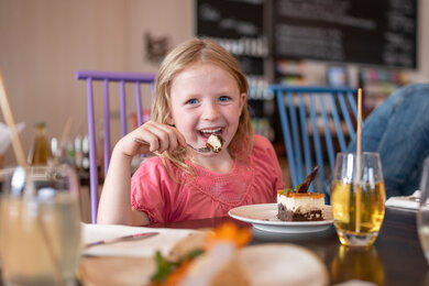 Kind beim Kuchen essen in der Leibspeis'  | © Waldviertel Tourismus, Studio Kerschbaum