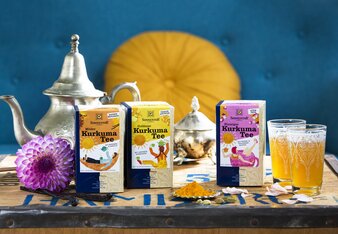 Auf dem Foto ist das Kurkuma Tee Sortiment zu sehen. | © SONNENTOR