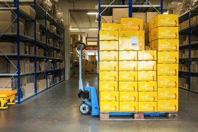 The photo shows stacked SONNENTOR parcels ready to be picked up by Austrian Post. | © SONNENTOR