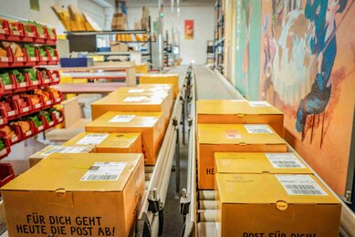 SONNENTOR parcels prepared for dispatch lie on the conveyor belt, waiting to be picked up by Austrian Post. | © SONNENTOR