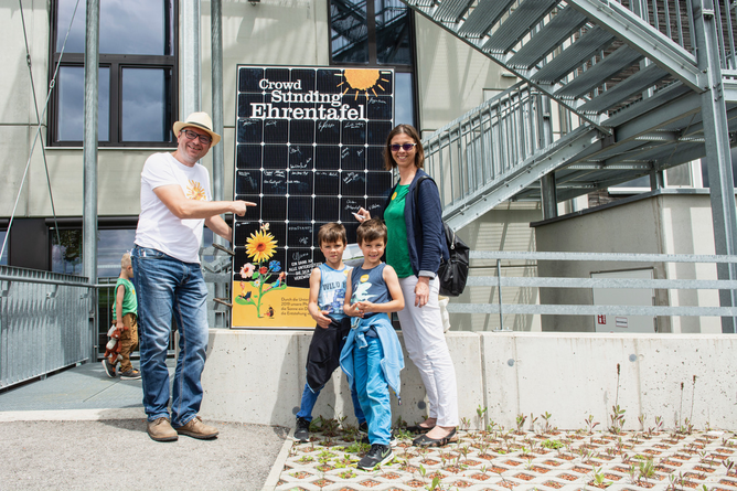 Auf dem Foto sieht man zwei Erwachsene und zwei Kinder vor der Crowd Sunding Ehrentafel stehen. | © SONNENTOR