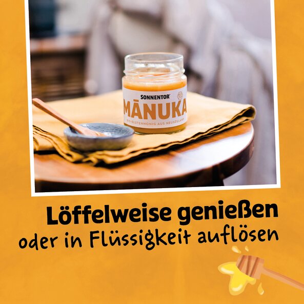 Illustration mit SONNENTOR MÁNUKA Bio-Blütenhonig aus Neuseeland im Glas mit silbernem Deckel und dem Schriftzug: "Löffelweise genießen oder in Flüssigkeit auflösen" auf orangem Hintergrund.