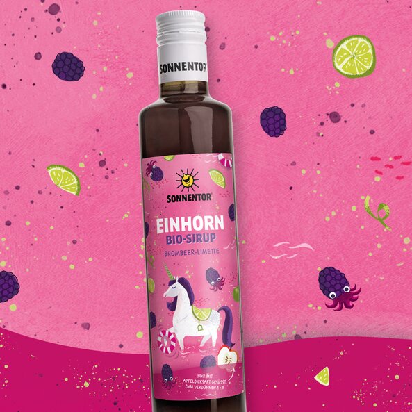 Illustration mit der Einhorn Sirup Flasche von SONNENTOR auf  beerefarbenem Hintergrund.