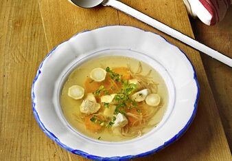 Au dem Foto ist ein Suppenteller mit Gute Laune Hühnersuppe zu sehen. Darin sieht man Wurzelgemüse und Hühnchen Fleisch. | © SONNENTOR