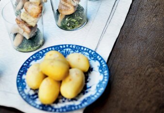 Auf dem Foto sieht man vier Gläser in denen Zitronengras-Fisch-Spieße stecken. Im Glas ist auch Blattspinat. | © SONNENTOR