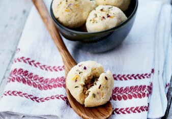 Auf dem Foto sieht man eine Schüssel mit drei Laune gut, alles gut Knödel. Davor ist eine in der Mitte geteilte Knödel auf einem Kochlöffel zu sehen. | © SONNENTOR