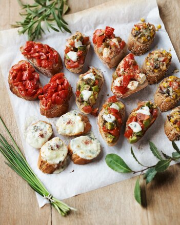 Auf dem Foto sind Schutzengel Bruschetta mit unterschiedlichstem Belag zu sehen. | © SONNENTOR