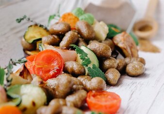 Foto von den Buchweizen Gnocchi mit mediterranem Ofengemüse. | © SONNENTOR