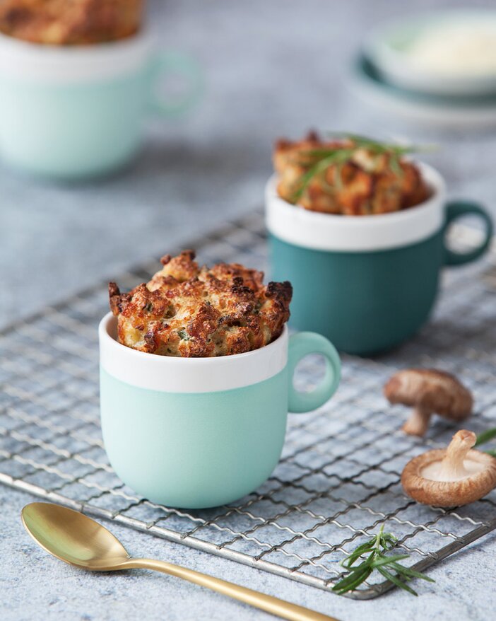 Semmelknödel-Auflauf in der Tasse mit Speck und Pilzsauce