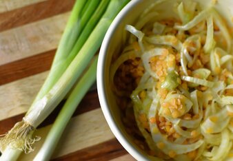 Auf dem Foto sieht man eine Schale mit Linsensalat und Fenchel. Daneben liegen Frühlingszwiebel. | © SONNENTOR