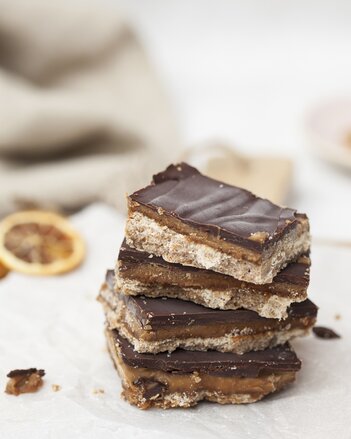 Auf dem Foto sieht man Salted Caramel Toffe Kekse übereinander gestapelt.  | © SONNENTOR