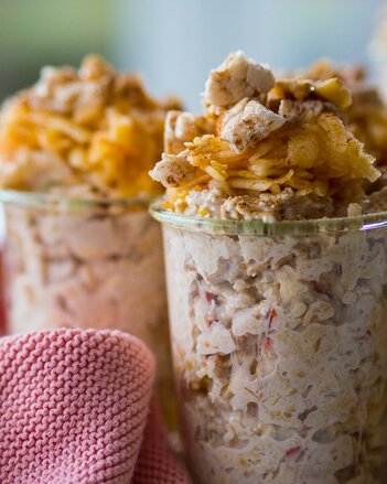 Auf dem Foto sind zwei Gläser mit dem Bircher-Basen-Müsli mit Crunch zu sehen.  | © SONNENTOR