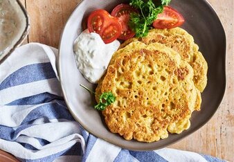 Auf dem Foto sind zwei Pudla zu sehen. Daneben sind auch noch Tomaten und Raita. | © SONNENTOR