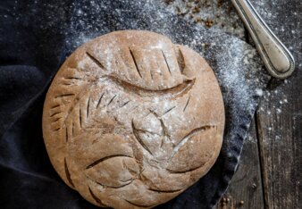 Foto von einem Laib Gewürzbrot. Daneben liegt eine Packung SONNENTOR Gewürzbrot. | © SONNENTOR