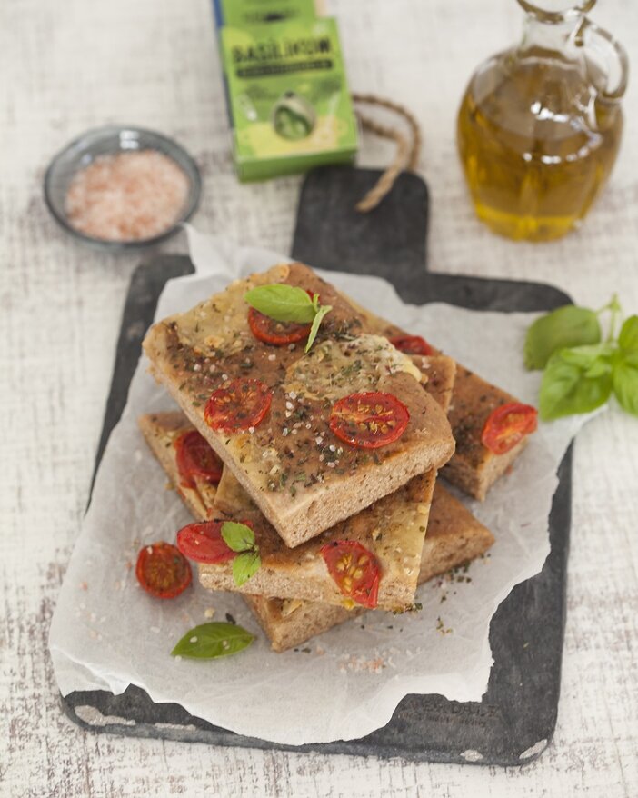 Vollkorn-Focaccia mi Tomate und Mozzarella und Basilikumöl