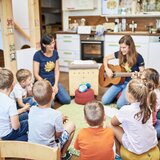 Auf dem Foto sieht man die Kinder im Morgenkreis. | © SONNENTOR