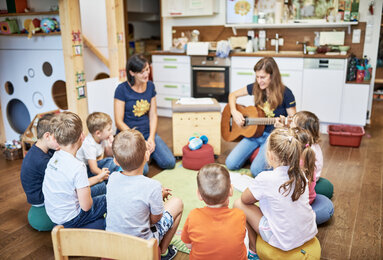 Auf dem Foto sieht man die Kinder im Morgenkreis. | © SONNENTOR