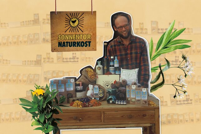 Auf dem Foto steht Hannes 1991 hinter einem Verkaufsstand mit einigen Produkten und darüber mit dem Schild "SONNENTOR Naturkost" darüber.  | © SONNENTOR