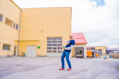 Am Foto sieht man Hannes im Jahr 2022 vor der Halle Kreuz&Quer.  | © SONNENTOR