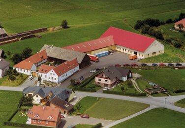 Das Foto zeigt eine Luftaufnahme vom Bauernhof in Sprögnitz im Jahr 2000 mit den Hallen Kreuz&Quer inklusive Zubau.  | © SONNENTOR