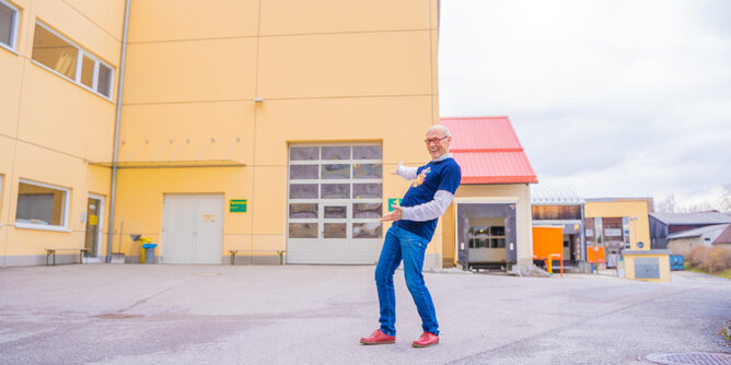 Am Foto sieht man Hannes im Jahr 2022 vor der Halle Kreuz&Quer.  | © SONNENTOR