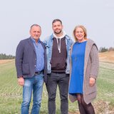 Auf dem Foto sind drei Personen auf einem Feld in Bosnien zu sehen. | © SONNENTOR