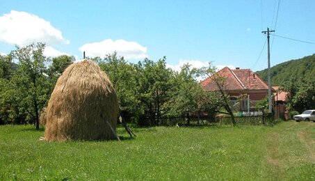 Heuhaufen in Rumänien | © SONNENTOR