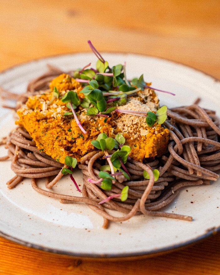 Buchweizenpasta mit selbstgemachtem Karotten-Pesto