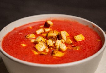 Rote Rüben-Karfiol Suppe vom Blech mit Räuchertofu | © SONNENTOR