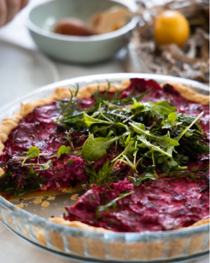 Quiche mit Roten Rüben, Kren und Pflücksalat-Haube
