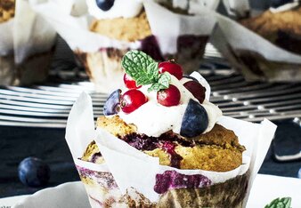 Auf dem Foto sind Heidelbeermuffins zu sehen. Auf der Frischkäse-Honig Haube sind frische Beeren zu sehen. | © SONNENTOR