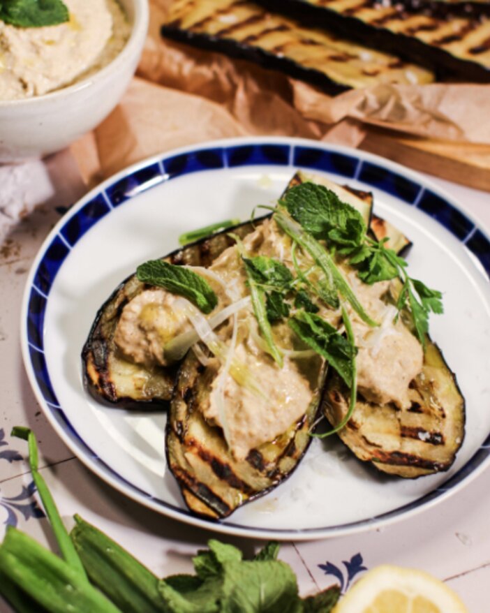 Gegrillte Auberginenscheiben mit Hummus - SONNENTOR.com