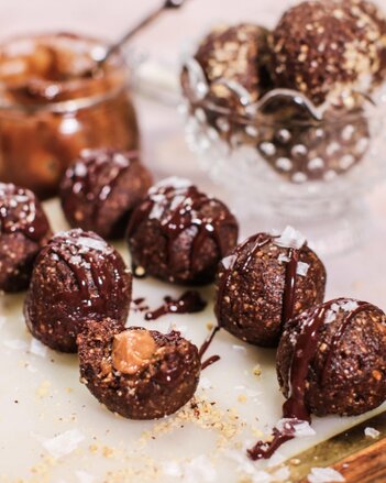 Auf dem Foto sieht man salted caramel brownies truffles. Sie sind mit Schokolade garniert. | © SONNENTOR