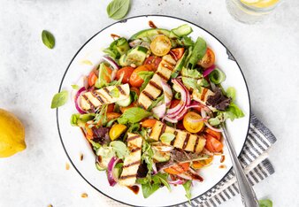 Salat mit Halloumi, Tomaten, Basilikum und Zitronenpfeffer  | © SONNENTOR