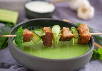 Kalte Gurkensuppe mit Pfefferminzöl | © SONNENTOR