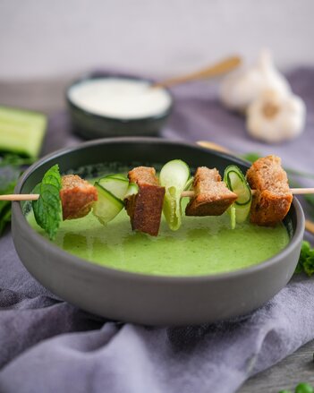 Kalte Gurkensuppe mit Pfefferminzöl | © SONNENTOR