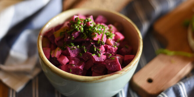 Auf dem Foto sieht man eine Schüssel mit Rote Rübe Apfel Salat. Darauf ist frischer Schnittlauch gestreut. | © SONNENTOR