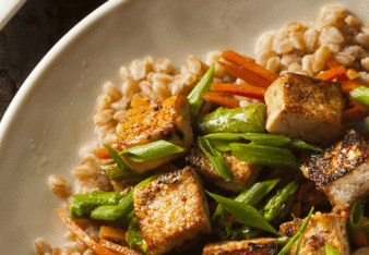 Auf dem Foto sieht man ein gesundes Gericht aus Buchweizen und Tofu. | © SONNENTOR