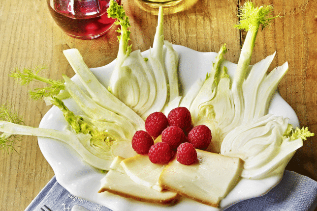 Auf dem Foto sieht man einen Teller mit Fenchel, Käse, Himbeeren und zahlreichen Gewürzen.  | © SONNENTOR