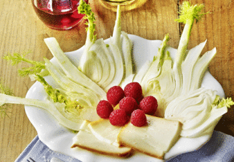 Auf dem Foto sieht man einen Teller mit Fenchel, Käse, Himbeeren und zahlreichen Gewürzen.  | © SONNENTOR