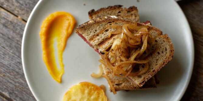 Auf dem Foto sieht man ein Jausenbrot mit Zwiebeln darauf.  | © SONNENTOR