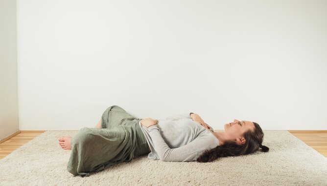 Auf dem Foto ist eine Frau beim Yoga im Gebundenen Winkel. | © SONNENTOR