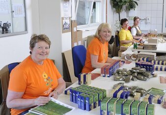 Auf dem Foto sind mehrere Sonnentor Mitarbeiterinnen bei unterschiedlichen Verpackungstätigkeiten zu sehen. | © SONNENTOR