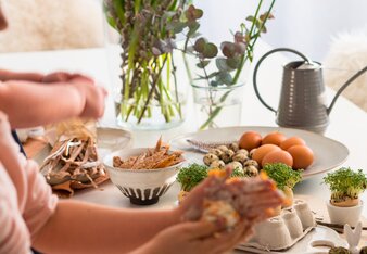 Auf dem Foto sind Kinder zu sehen die gerade Köstlichkeiten für Ostern zubereiten. | © SONNENTOR